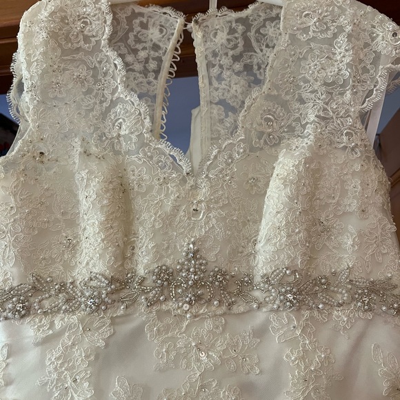 Size 12 David’s bridal wedding gown. Used once. Needs cleaning but excellent - Picture 5 of 10